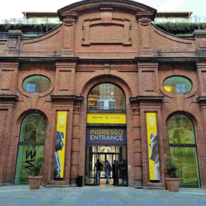 entrata-al-piano-interrato-per-visitare-il-Museo-Egizio-a-Torino